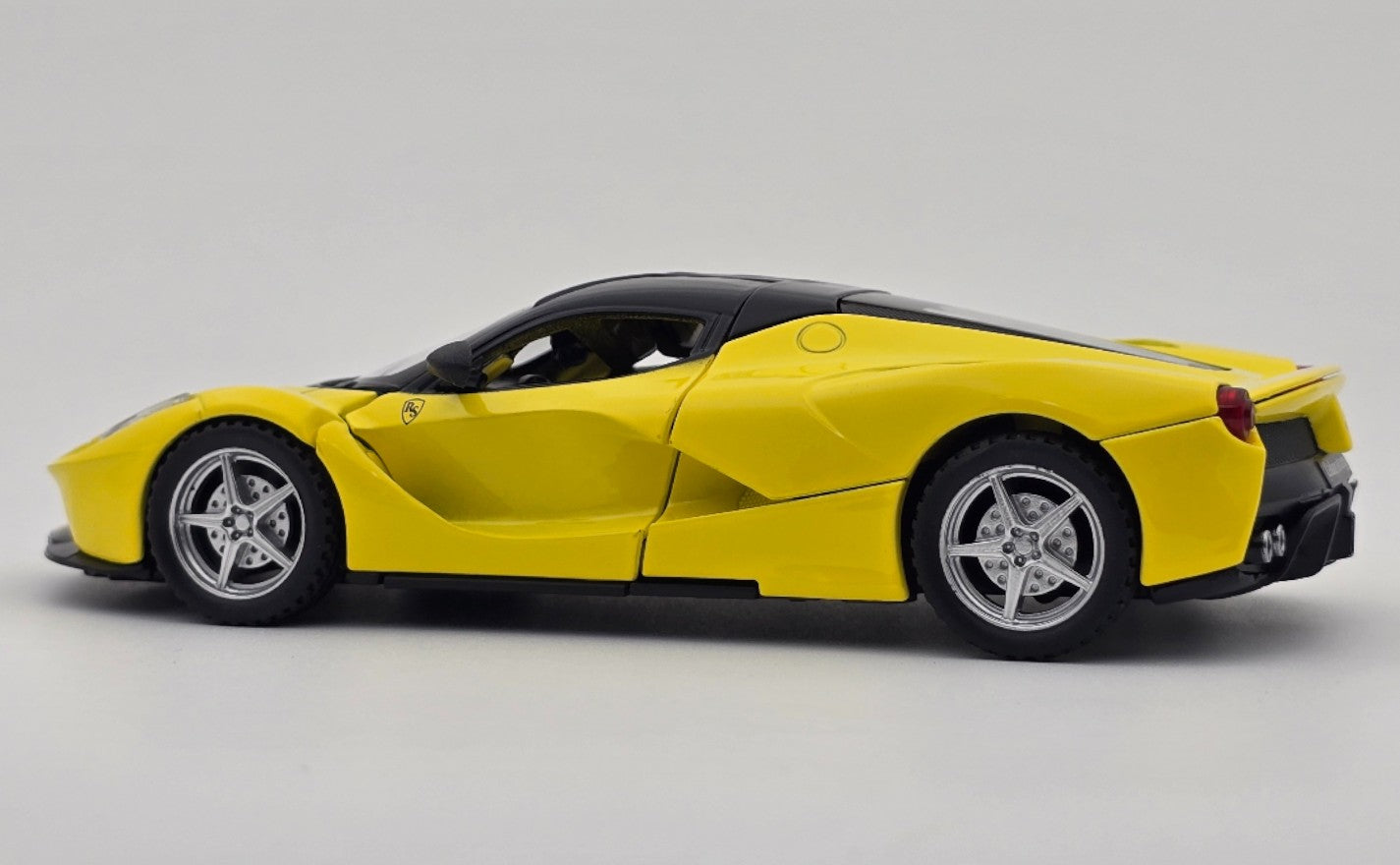 Ferrari LaFerrari 1:24  diecast scale model car collectible car